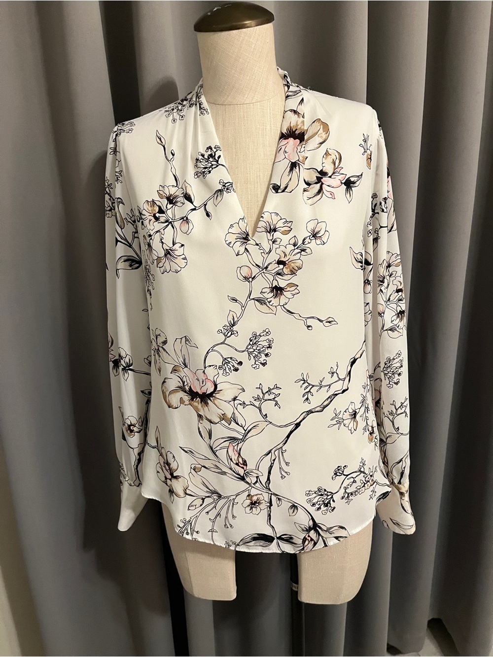 White House Black Market White Floral V-Neck Long Sleeve Blouse